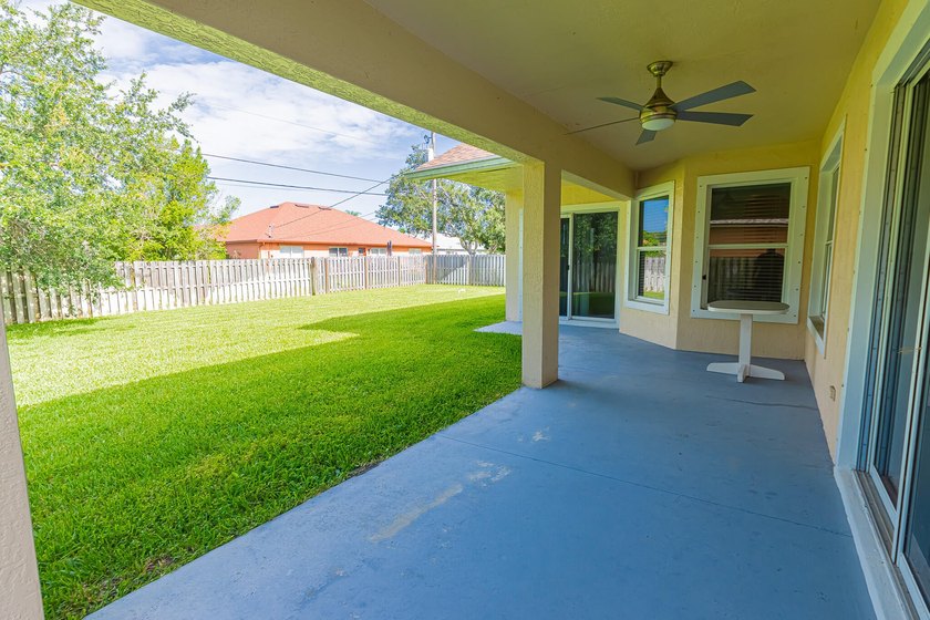 Move-in ready 2023 roof, 4/2/2 home, great location! Designed - photo 21