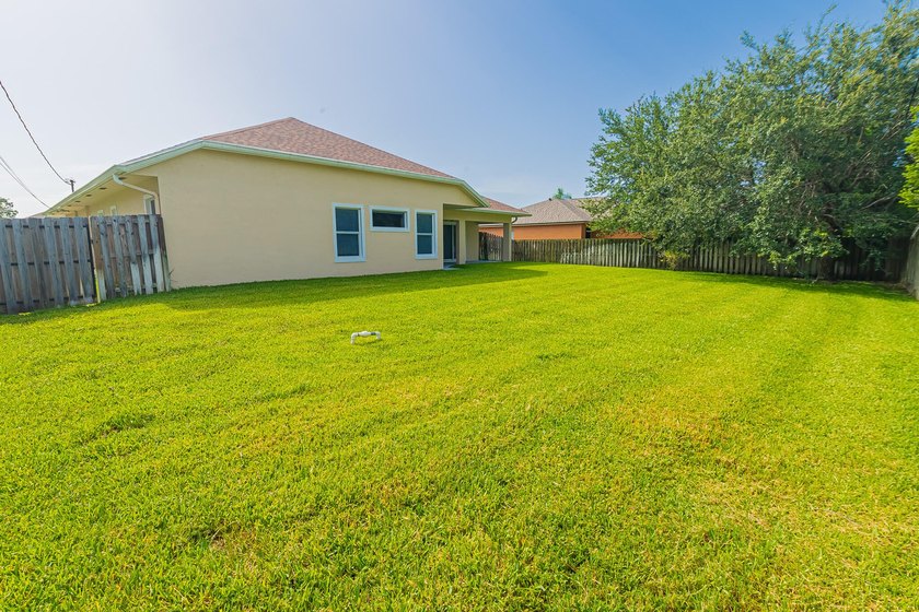Move-in ready 2023 roof, 4/2/2 home, great location! Designed - photo 24