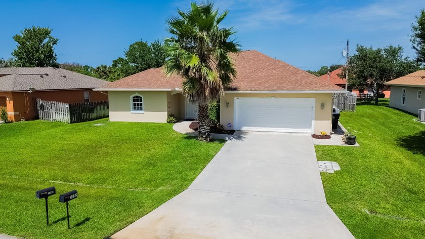 Move-in ready 2023 roof, 4/2/2 home, great location! Designed - photo 28