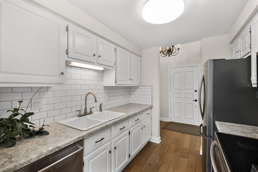 Light, bright &amp; spacious 2BR/1.5BA condo in desirable Woodridge - photo 3