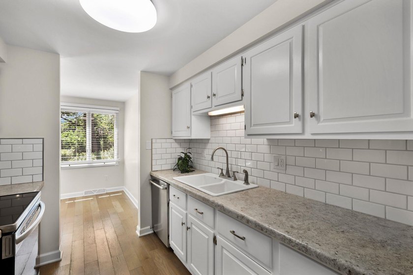 Light, bright &amp; spacious 2BR/1.5BA condo in desirable Woodridge - photo 10