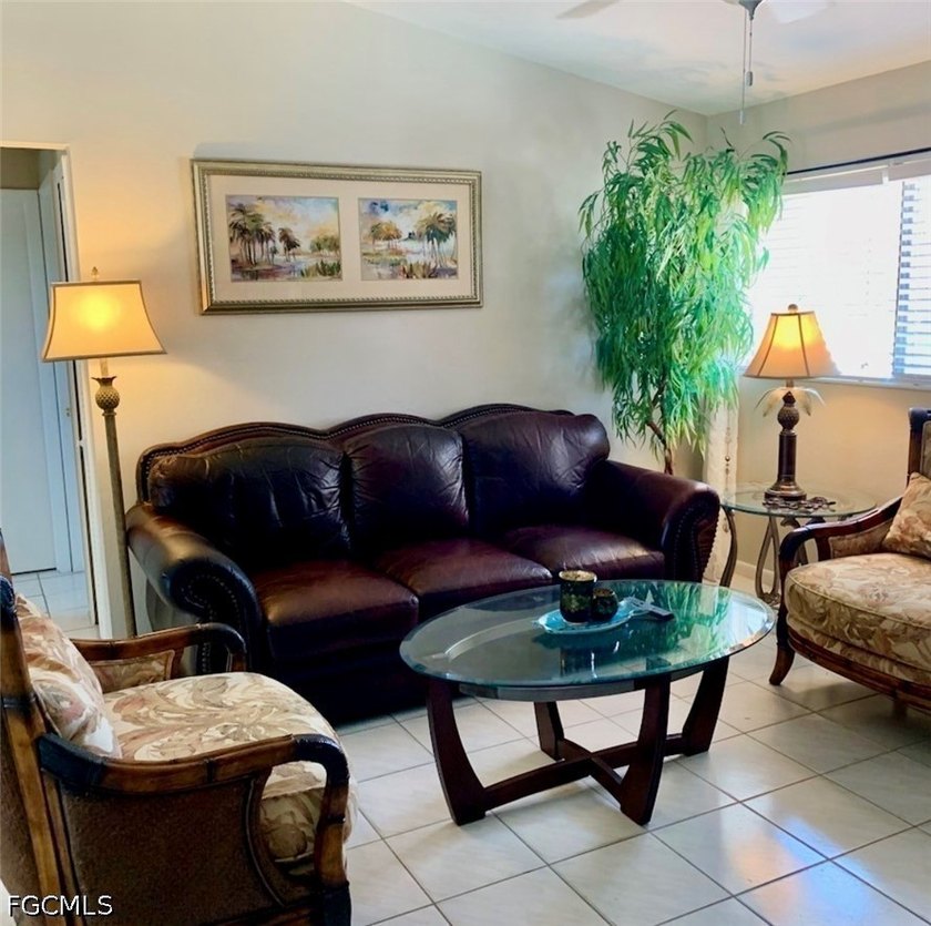 Enjoy the perfect Florida lifestyle in a desirable SE Cape Coral - photo 4