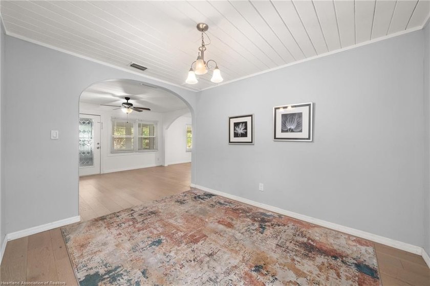 Discover this absolutely charming three-bedroom, two-bathroom - photo 8