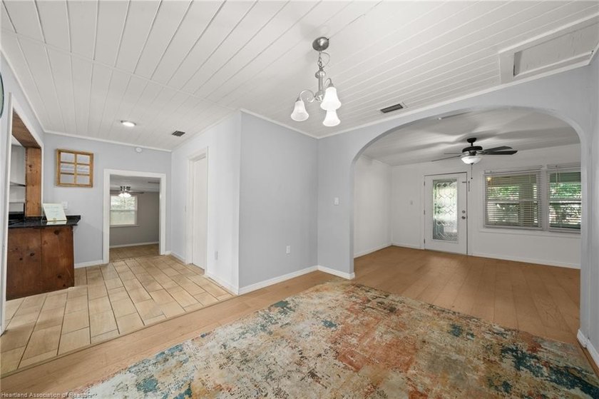 Discover this absolutely charming three-bedroom, two-bathroom - photo 9