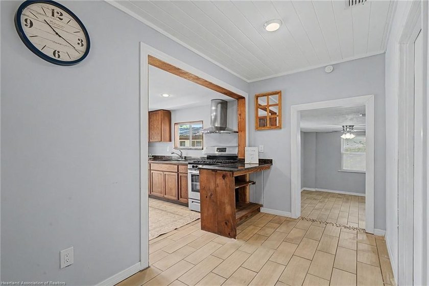 Discover this absolutely charming three-bedroom, two-bathroom - photo 10