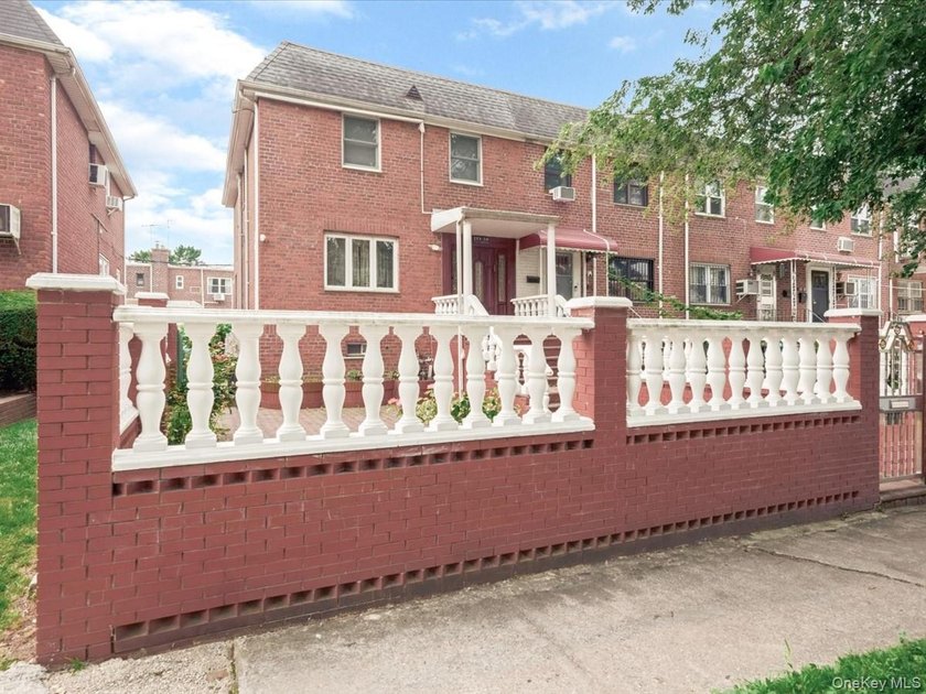 Beautifully maintained 1950 solid-brick single-family home - photo 2
