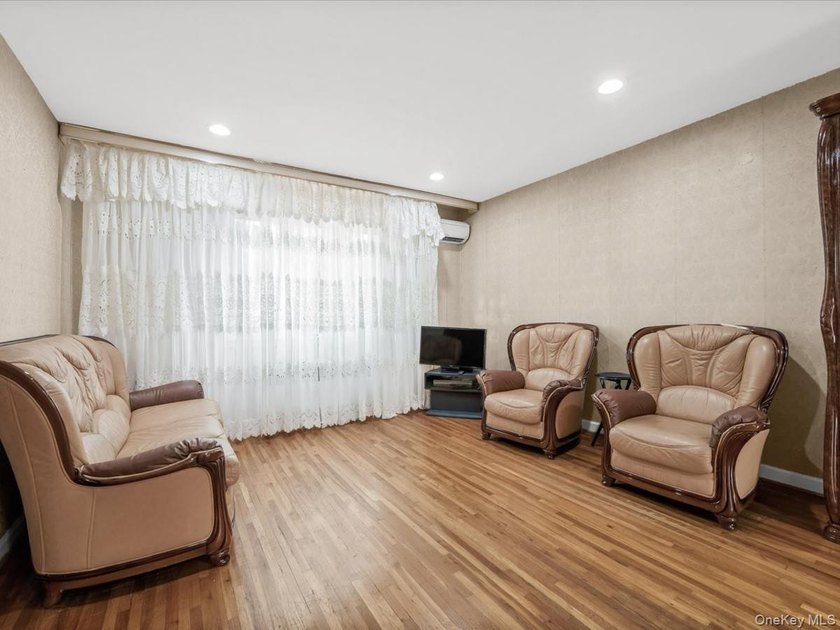 Beautifully maintained 1950 solid-brick single-family home - photo 8