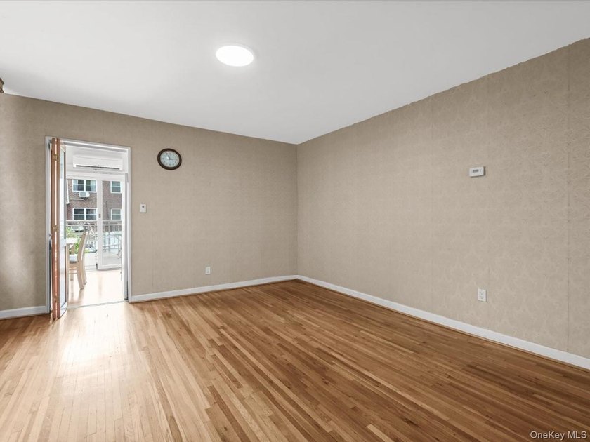 Beautifully maintained 1950 solid-brick single-family home - photo 9