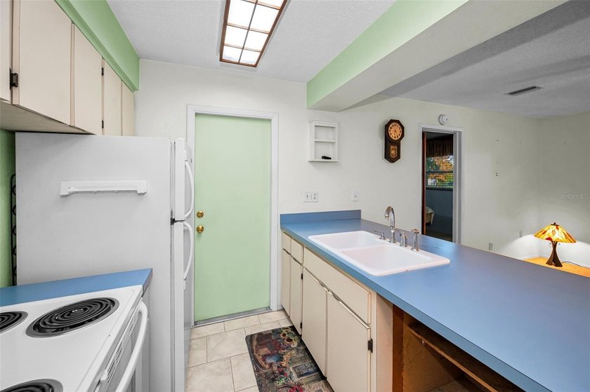 Under contract-accepting backup offers. This approximately 1,000 - photo 11