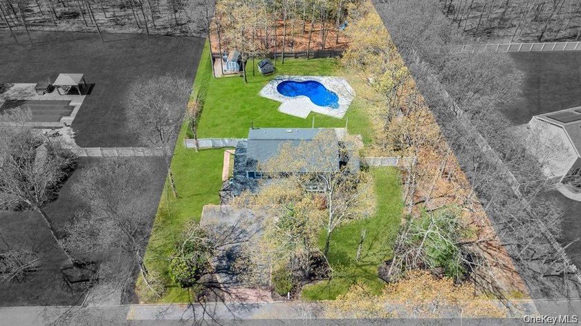 Magnificent updated and expanded Colonial offering 5 bedrooms, 3 - photo 2