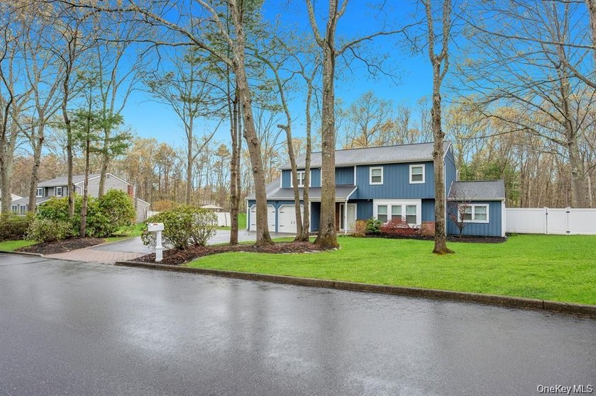 Magnificent updated and expanded Colonial offering 5 bedrooms, 3 - photo 4