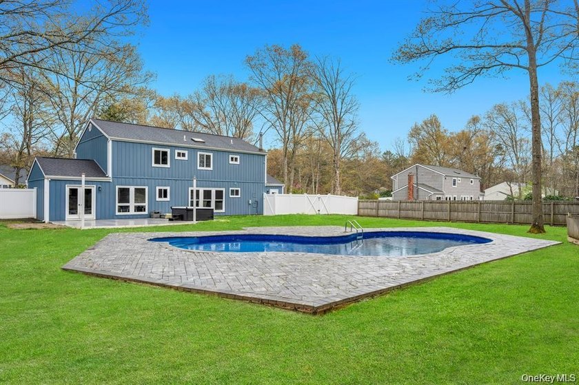 Magnificent updated and expanded Colonial offering 5 bedrooms, 3 - photo 6