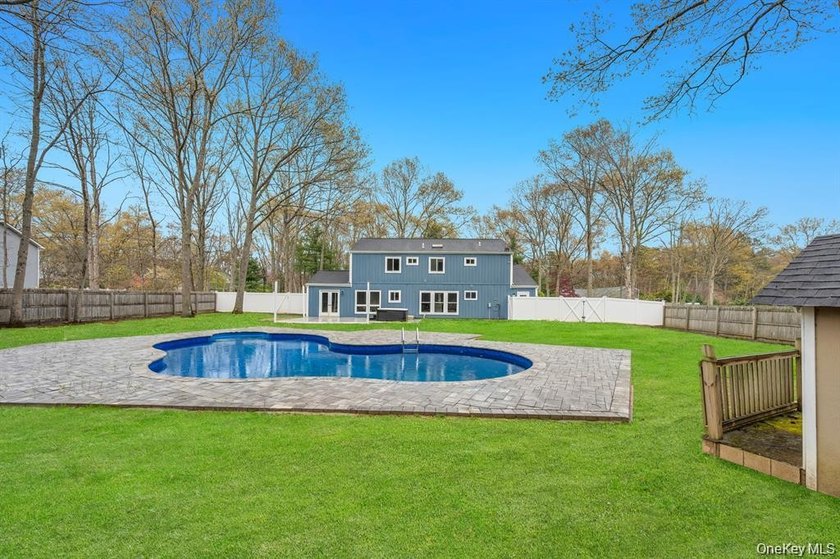 Magnificent updated and expanded Colonial offering 5 bedrooms, 3 - photo 7