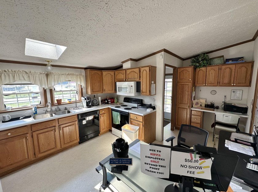 Welcome to this inviting single-story home, perfectly situated - photo 8