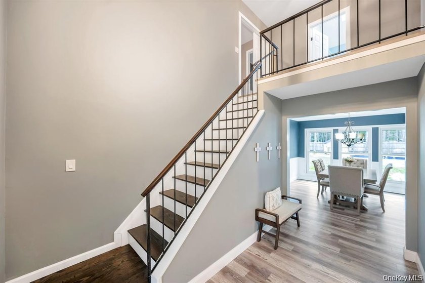 Magnificent updated and expanded Colonial offering 5 bedrooms, 3 - photo 10