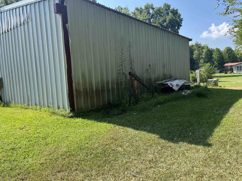 Country living with commercial potential on 3 acres. This gated - photo 3