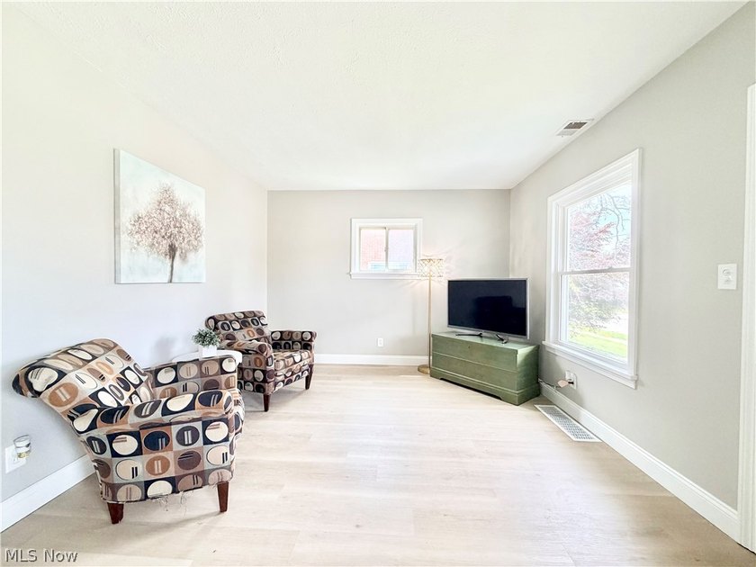 Welcome home to this fully remodeled, move-in-ready Cape Cod - photo 5