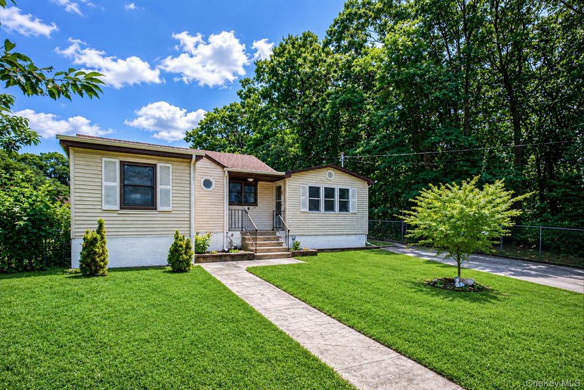 Welcome to this well-maintained three-bedroom, one-bathroom - photo 2