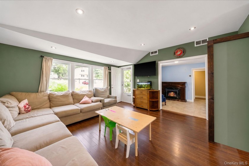 Welcome to this well-maintained three-bedroom, one-bathroom - photo 4
