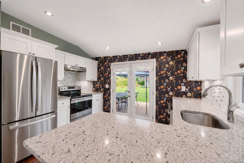 Welcome to this well-maintained three-bedroom, one-bathroom - photo 7