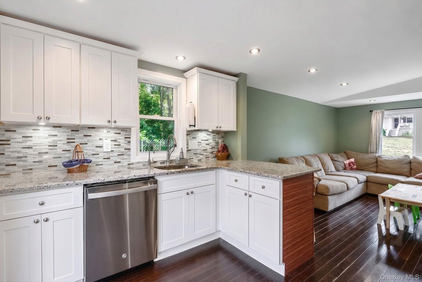 Welcome to this well-maintained three-bedroom, one-bathroom - photo 9