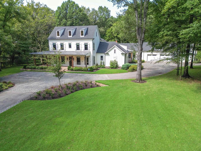 Welcome to your private sanctuary! This stunning estate resting - photo 2