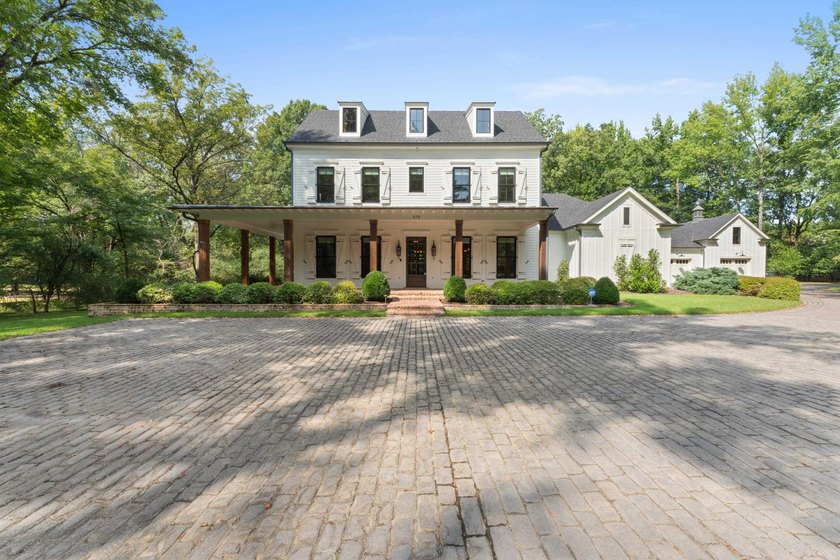Welcome to your private sanctuary! This stunning estate resting - photo 3