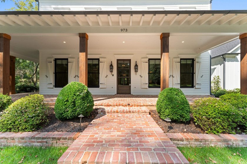 Welcome to your private sanctuary! This stunning estate resting - photo 4