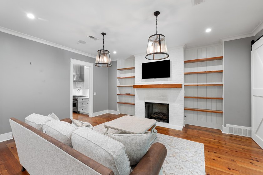 Welcome to your private sanctuary! This stunning estate resting - photo 8