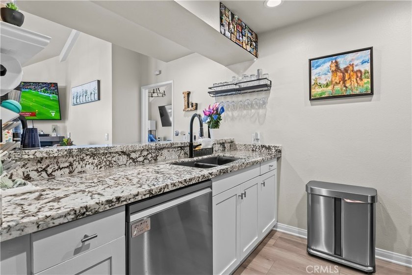 REMODELED TOP-LEVEL CORNER END UNIT WITH MOUNTAIN VIEWS FROM THE - photo 11