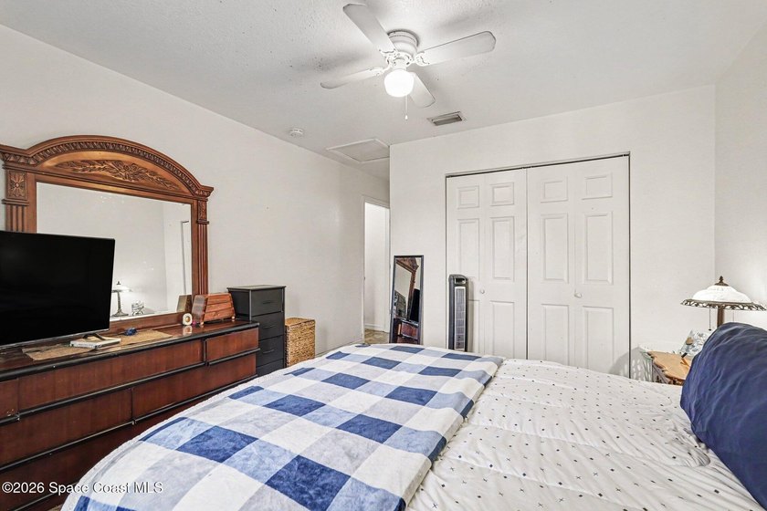 Concrete block 3-bedroom, 2-bathroom home with a split-bedroom - photo 11
