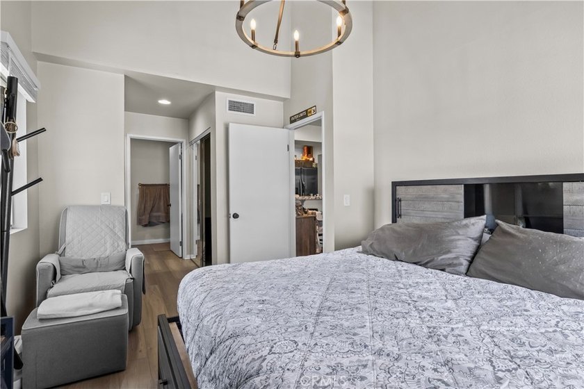 REMODELED TOP-LEVEL CORNER END UNIT WITH MOUNTAIN VIEWS FROM THE - photo 12