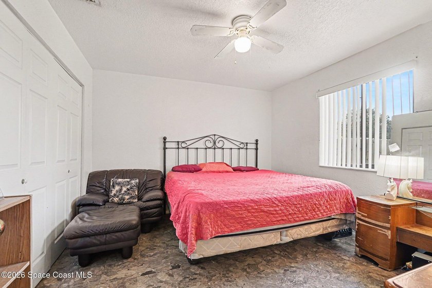 Concrete block 3-bedroom, 2-bathroom home with a split-bedroom - photo 14
