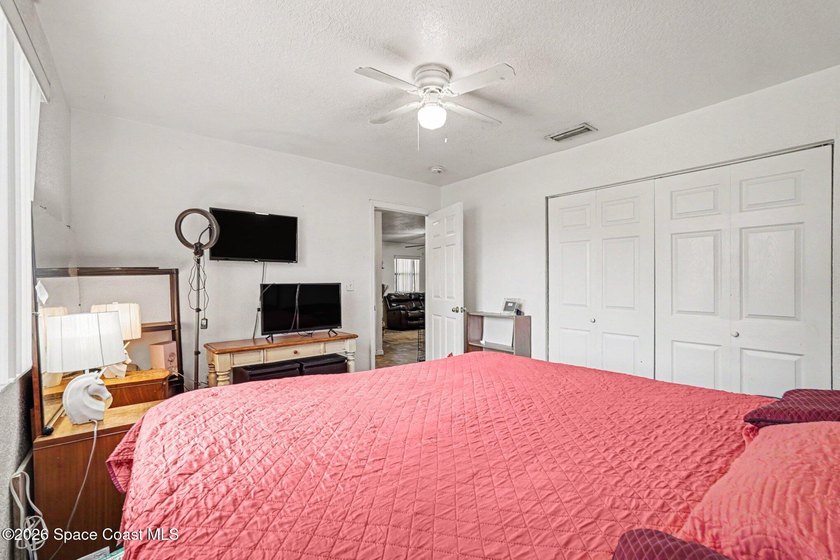 Concrete block 3-bedroom, 2-bathroom home with a split-bedroom - photo 15