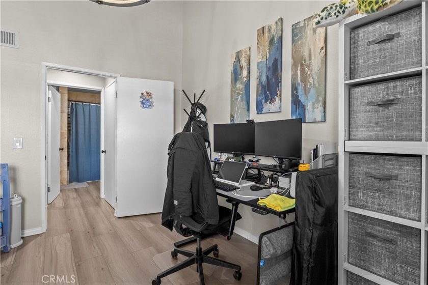 REMODELED TOP-LEVEL CORNER END UNIT WITH MOUNTAIN VIEWS FROM THE - photo 18