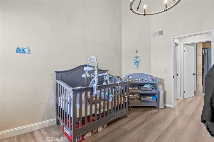 REMODELED TOP-LEVEL CORNER END UNIT WITH MOUNTAIN VIEWS FROM THE - photo 19