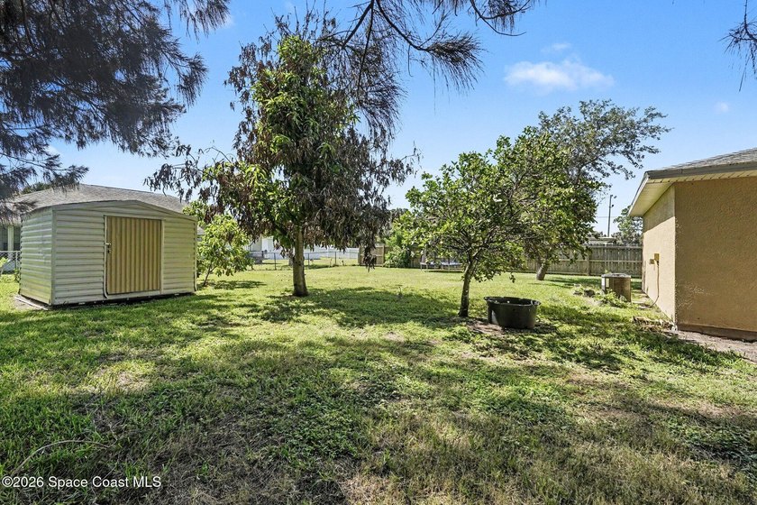Concrete block 3-bedroom, 2-bathroom home with a split-bedroom - photo 22