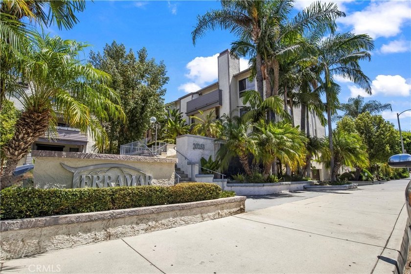 REMODELED TOP-LEVEL CORNER END UNIT WITH MOUNTAIN VIEWS FROM THE - photo 23