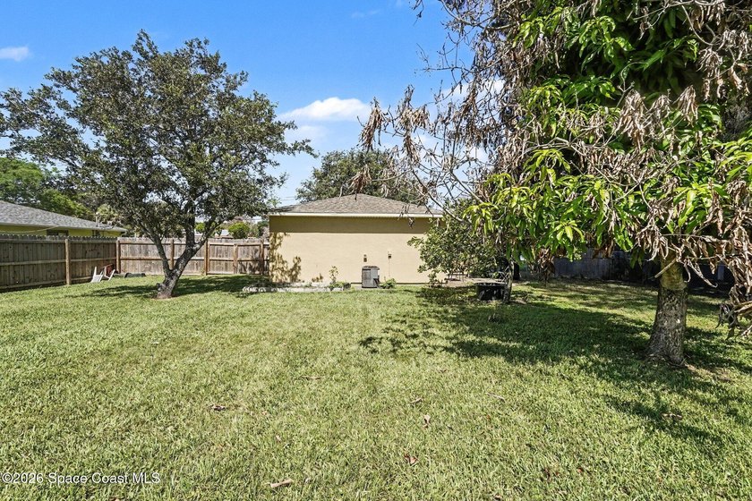 Concrete block 3-bedroom, 2-bathroom home with a split-bedroom - photo 23