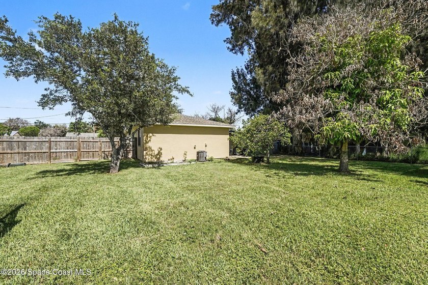 Concrete block 3-bedroom, 2-bathroom home with a split-bedroom - photo 24