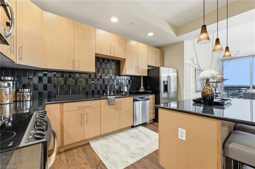 Live the life of Luxury @ Center Pointe! Concierge, 24/7 - photo 4