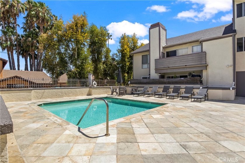REMODELED TOP-LEVEL CORNER END UNIT WITH MOUNTAIN VIEWS FROM THE - photo 25