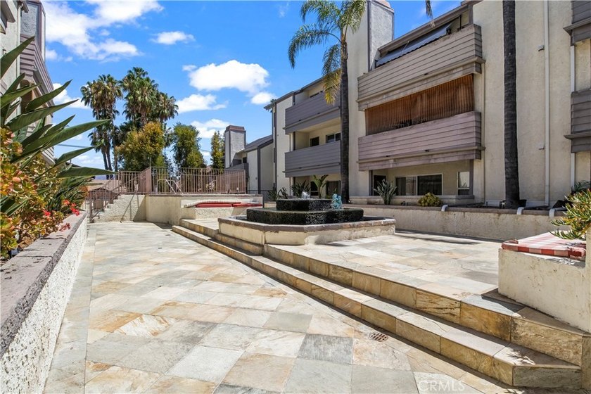 REMODELED TOP-LEVEL CORNER END UNIT WITH MOUNTAIN VIEWS FROM THE - photo 26