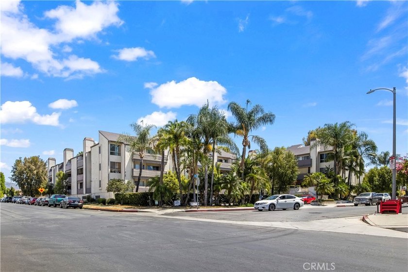 REMODELED TOP-LEVEL CORNER END UNIT WITH MOUNTAIN VIEWS FROM THE - photo 30