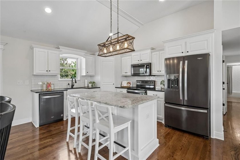 Welcome home to the perfect blend of space, style, and - photo 6