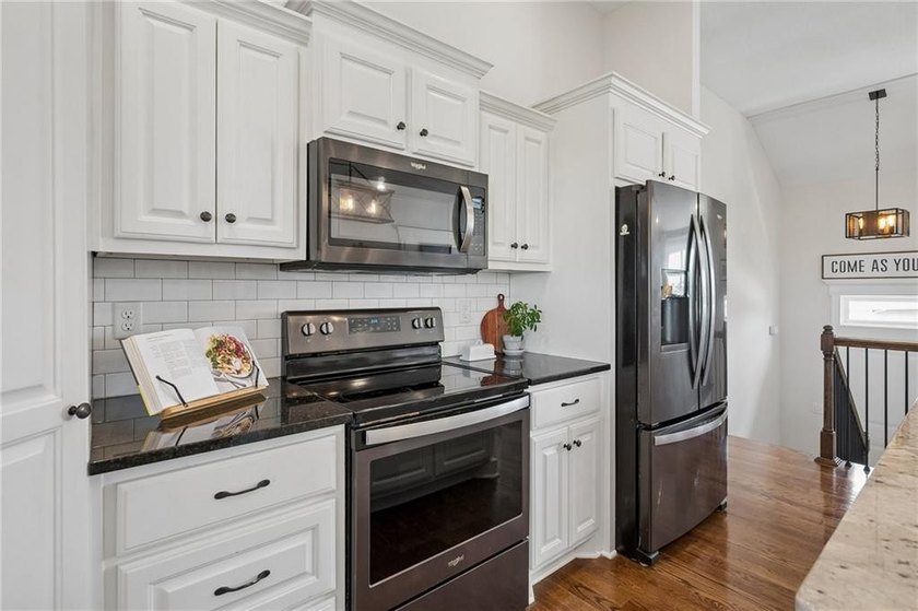Welcome home to the perfect blend of space, style, and - photo 9