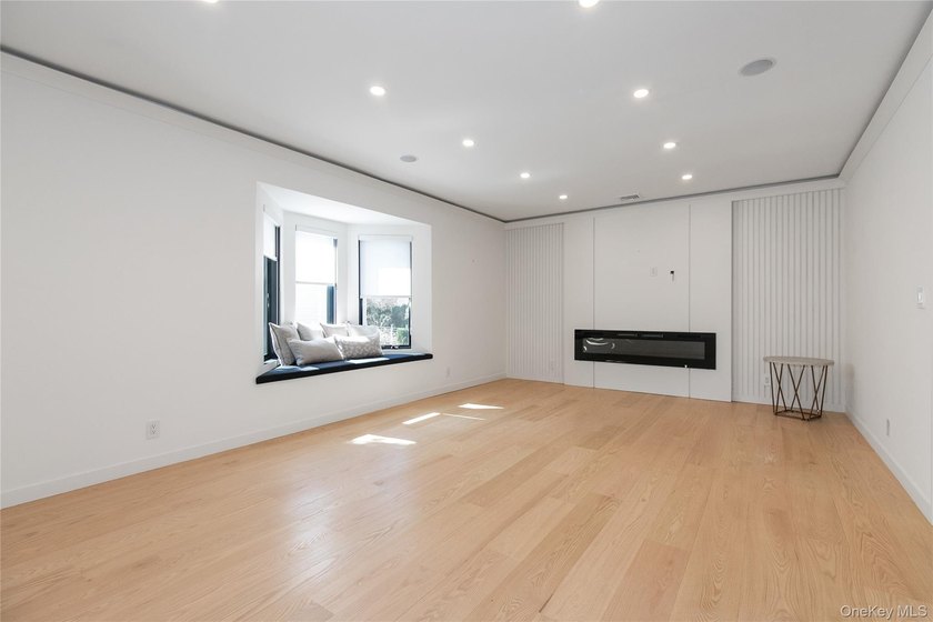 Stunning Modern 2025 Home Set On A Peaceful, Level Property In - photo 7