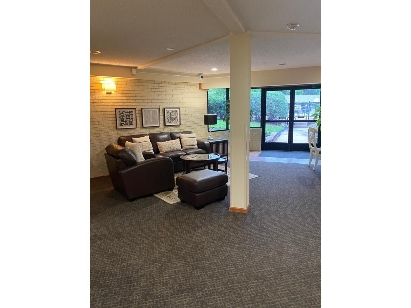 New carpet- fresh paint! Great views from this 3rd floor unit! - photo 17