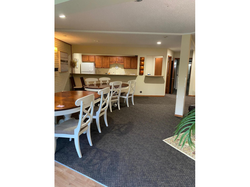 New carpet- fresh paint! Great views from this 3rd floor unit! - photo 18