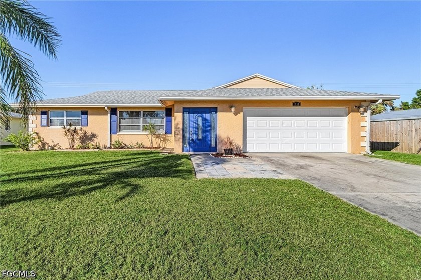 Recently remodeled pool home featuring a split-bedroom layout - photo 2
